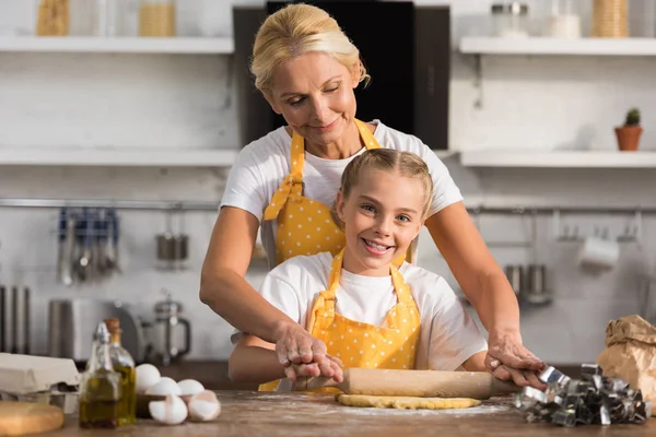 Mutlu Büyükanne Holding Oklava Hamur Birlikte Mutfakta Hazırlarken Kameraya Gülümseyen — Stok fotoğraf