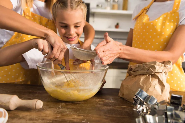 Обрезанный Снимок Счастливого Ребенка Матерью Бабушкой Готовящих Тесто Вместе Кухне — стоковое фото