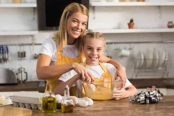 Heureux Mère Fille Fouettant Œufs Souriant Caméra Tout Cuisinant Ensemble — Photo