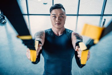 spor salonunda direnç gruplarla eğitim genç kaslı sporcu odaklı