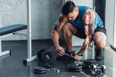 dövmeli sporcu halter salonunda montaj