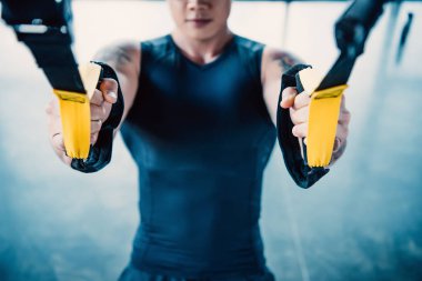 spor salonunda direnç gruplarla eğitim genç kaslı sporcu kırpılmış görünümünü
