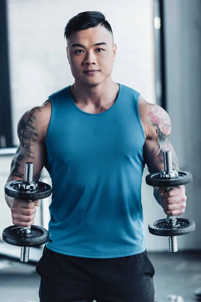 Concentrated Young Asian Sportsman Exercising Dumbbells Gym Concentrarted — Stock Photo, Image