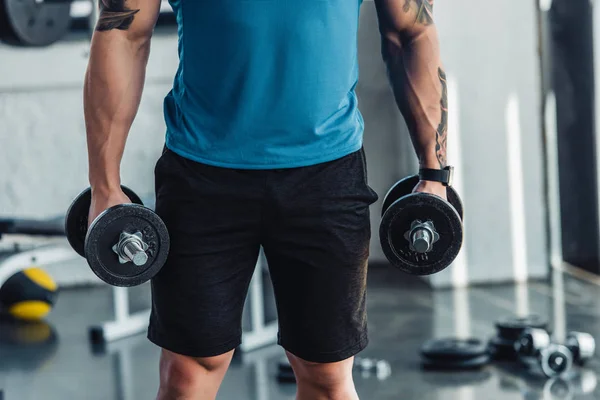 Sección Media Del Joven Deportista Haciendo Ejercicio Con Pesas Gimnasio —  Fotos de Stock