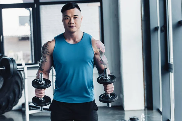 Concentrado Joven Asiático Deportista Ejercitando Con Dumbbells Gimnasio — Foto de Stock