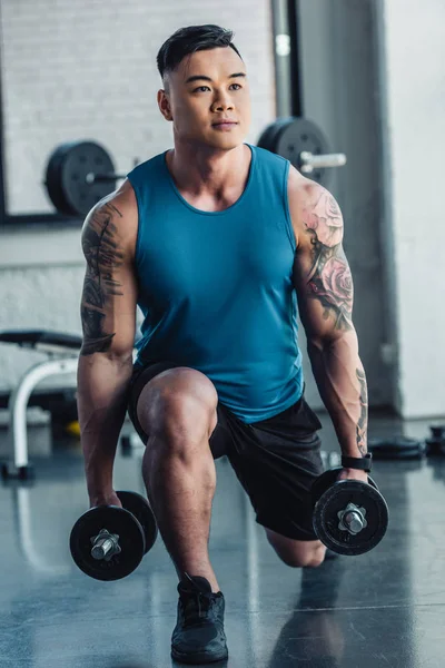 Focused Young Sportsman Exercising Dumbbells Gym — Stock Photo, Image