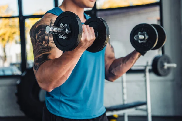 Partial View Young Sportsman Exercising Dumbbells Gym — Stock Photo, Image