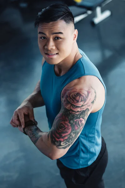 Jeune Tatoué Asiatique Sportif Salle Gym Regardant Caméra — Photo gratuite