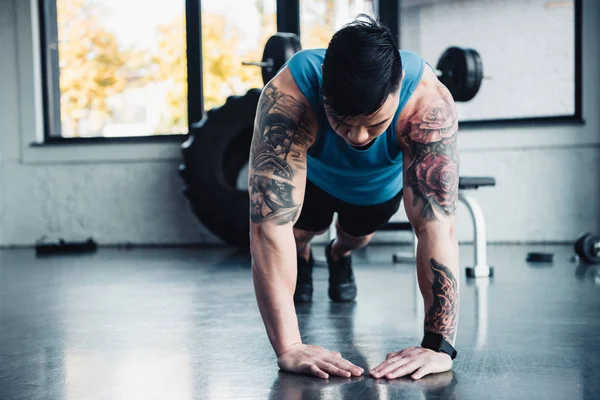 Joven Deportista Enfocado Haciendo Ejercicio Tablón Gimnasio — Foto de Stock