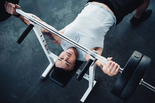 Entraînement Sportif Concentré Avec Haltère Gymnase — Photo