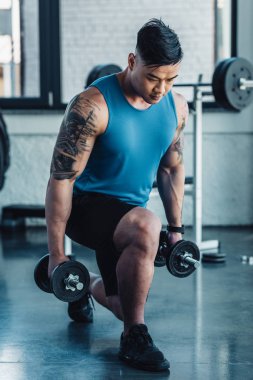 spor salonunda dumbbells ile egzersiz kas genç sporcu