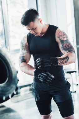 boks eldiven giymiş genç Asyalı sporcu