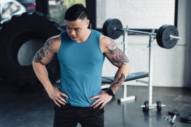 Genç Asyalı sporcu ile el HIPS vasıl jimnastik salonu 