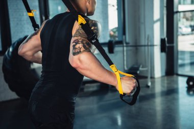 spor salonunda direnç gruplarla eğitim genç kaslı sporcu kırpılmış görünümünü