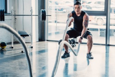 savaş ipleri vasıl jimnastik salonu ile çalışma dışarı Genç Asyalı sporcu