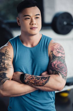 Kas Genç asain sporcu mavi giyen spor salonunda portresi