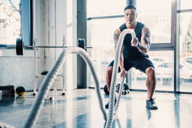savaş ipleri vasıl jimnastik salonu ile çalışma dışarı genç sporcu