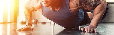 güneş ışığı spor salonunda tahta egzersiz yaparak genç sporcu