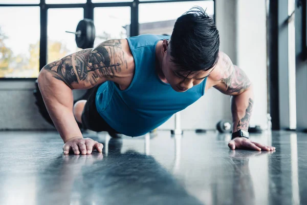 Focused Young Sportsman Doing Plank Exercise Gym — Stock Photo, Image