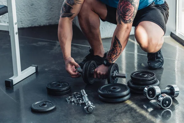 Partial View Tattooed Sportsman Assembling Dumbbells — Stock Photo, Image