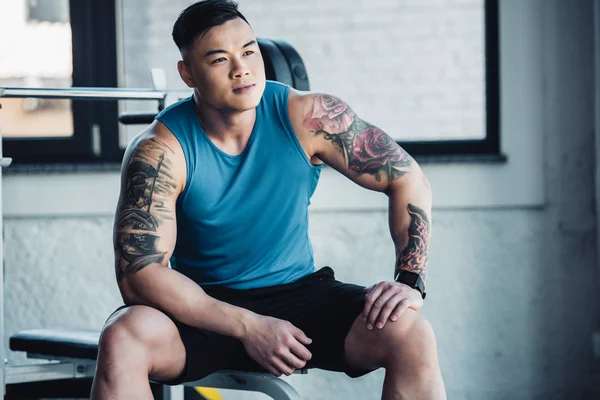 Muskulöser Asiatischer Junger Sportler Sitzt Fitnessstudio — Stockfoto