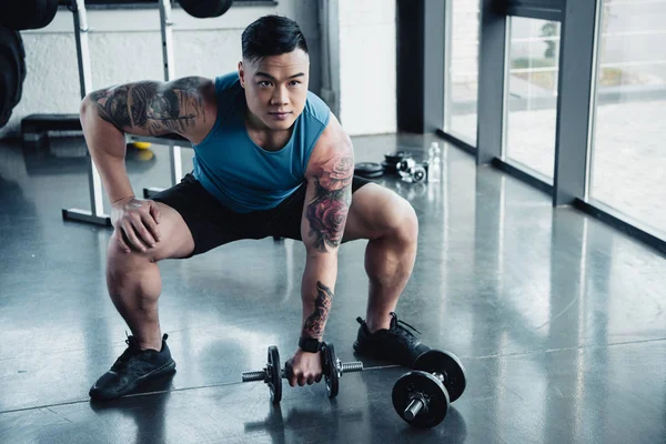 Concentrated Young Sportsman Exercising Dumbbells Gym — Stock Photo, Image