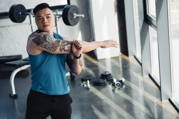 Junger Asiatischer Sportler Beim Stretching Fitnessstudio — Stockfoto