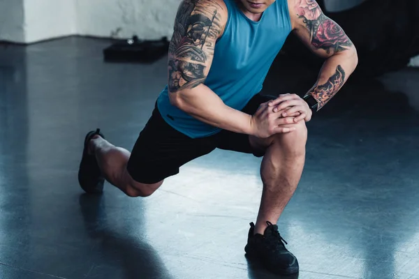 Joven Deportista Centrado Haciendo Ejercicio Embestida Gimnasio — Foto de Stock