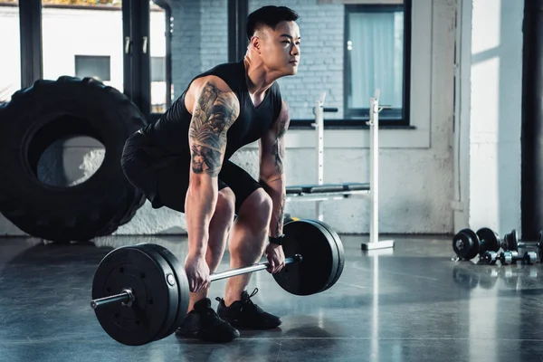 Muskulös Tätowierter Sportler Beim Training Mit Der Langhantel Fitnessstudio — Stockfoto