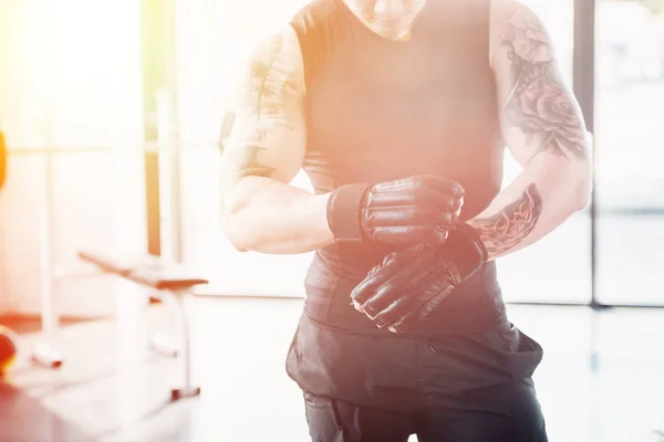 Ausgeschnittene Ansicht Eines Jungen Sportlers Mit Boxhandschuhen Sonnenlicht — Stockfoto