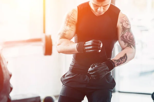 Vista Recortada Del Joven Deportista Con Guantes Boxeo Gimnasio Luz —  Fotos de Stock