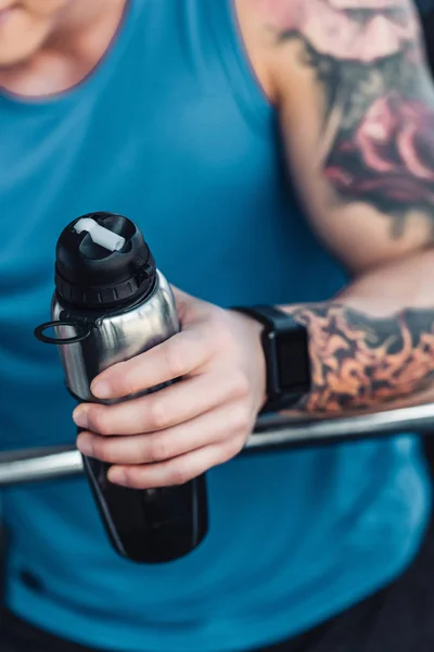 Bijgesneden Weergave Van Getatoeëerd Sportman Holding Metalen Fles Water — Stockfoto