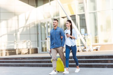 Birkaç turist havaalanında bırakarak sarı çanta