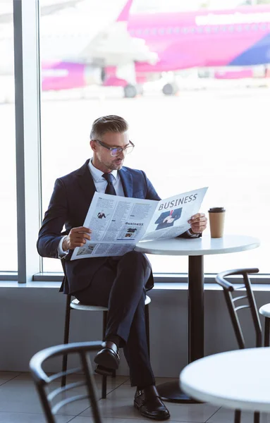 Volwassen Knappe Zakenman Lezen Van Krant Café Luchthaven — Gratis stockfoto