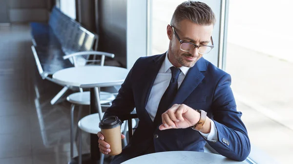 Guapo Hombre Negocios Vasos Sosteniendo Café Para Mirando Los Relojes — Foto de Stock