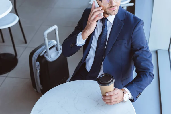 Uomo Affari Adulto Occhiali Che Parla Smartphone Aeroporto — Foto stock gratuita