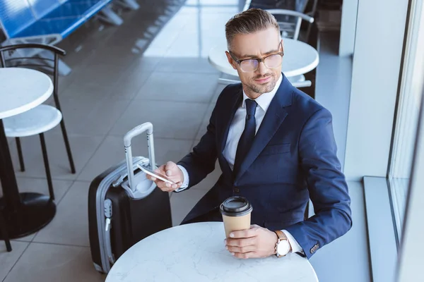 Adulto Guapo Hombre Negocios Gafas Usando Smartphone Beber Café Aeropuerto — Foto de Stock