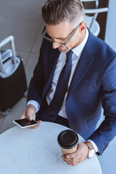 Homem Negócios Bonito Óculos Com Café Para Bagagem Usando Smartphone — Fotografia de Stock