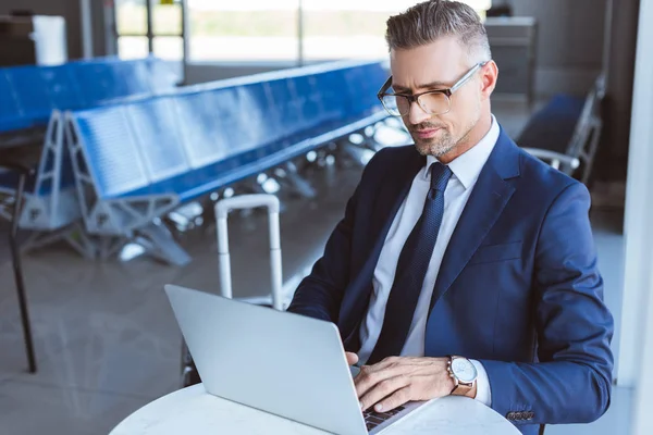 Adult Serious Businessman Glasses Typing Laptop Airport — Stock Photo, Image