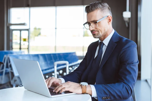 Homem Negócios Bonito Óculos Digitando Laptop Aeroporto — Fotografia de Stock