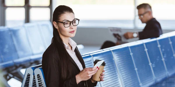 Young Businesswoman Sitting Smartphone Coffee Airport — Free Stock Photo