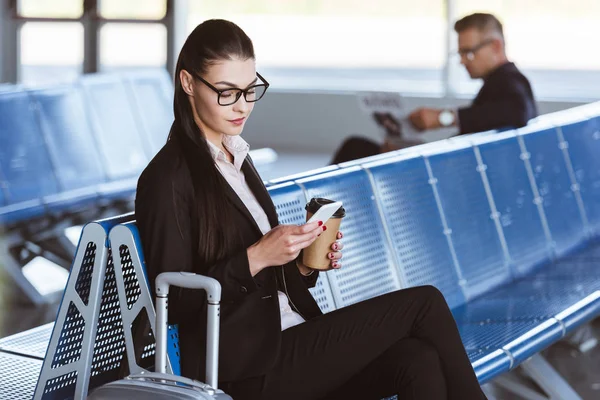 Young Businesswoman Glasses Using Smartphone Airport — Stock Photo, Image