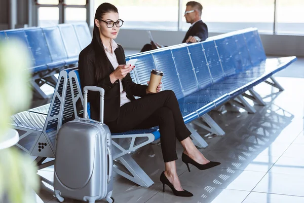 Giovane Donna Affari Occhiali Utilizzando Smartphone Nella Sala Partenze Aeroporto — Foto Stock