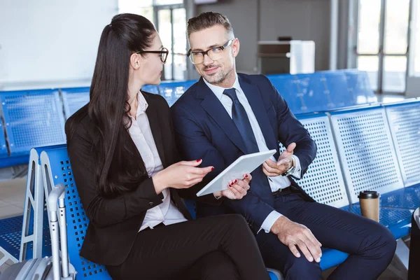 Adulto Hombre Negocios Mujer Negocios Sentado Sala Salida Aeropuerto Uso — Foto de stock gratis