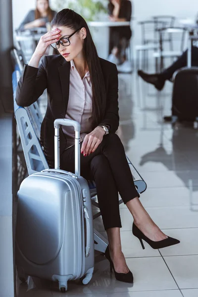 Exhausted Businesswoman Sitting Departure Lounge Airport — Free Stock Photo