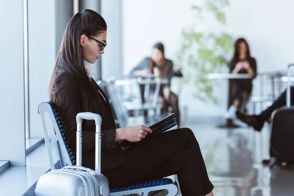 Volwassen Zakenvrouw Met Zwarte Map Zit Vertreklounge Luchthaven — Stockfoto