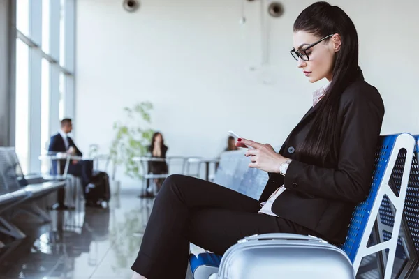 Tânără Femeie Afaceri Care Folosește Smartphone Salonul Plecare Din Aeroport — Fotografie de stoc gratuită