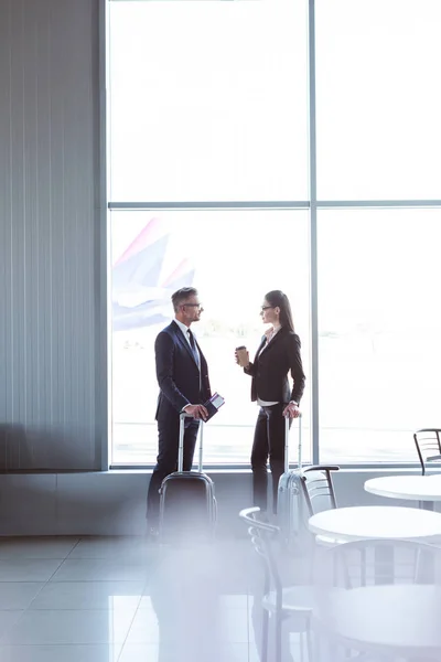 Zakenman Zakenvrouw Permanent Praten Bij Vertreklounge Luchthaven — Stockfoto