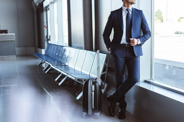 Hombre Negocios Pie Sala Salida Mirando Ventana Aeropuerto — Foto de Stock