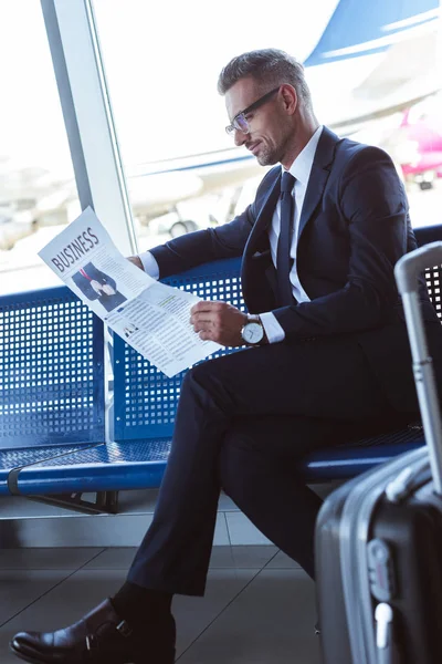 Handsome Businessman Sitting Window Departure Lounge Reading Newspaper — Free Stock Photo